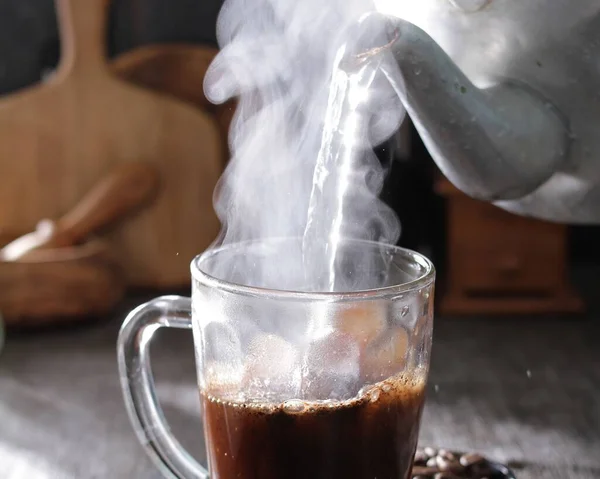 Masanın Üzerinde Dumanı Tüten Bir Fincan Kahve — Stok fotoğraf