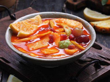 Lezzetli meyve salatası plaka üzerinde