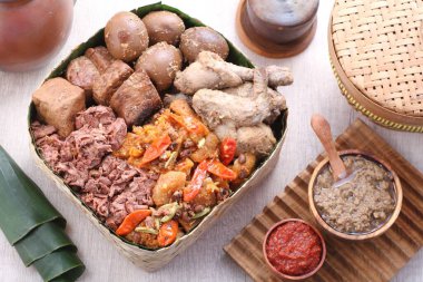 Kızarmış domuzlu pilav ve sebze.