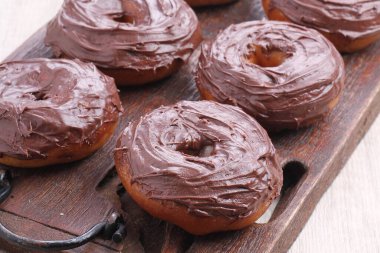 çörek çikolata sosu ile