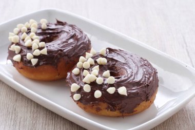 Karamel soslu çikolatalı çörek.