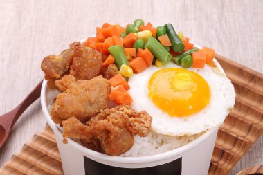 Tavuk ve sebzeli kızarmış pirinç, yakın çekim.