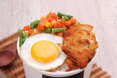 Yumurtalı pilav, domuz eti ve ahşap kaplama yumurta.