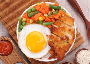 Sahanda yumurta ve sebze.