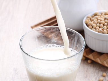 Bir bardak soya sütü ve soya fasulyesi.