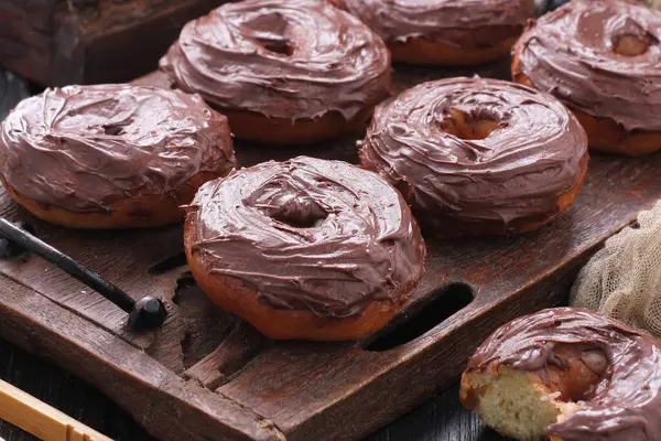 Lezzetli çikolatalı çörekler masada, yakın plan.