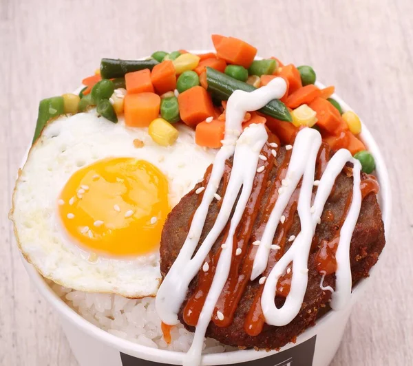 Yumurtalı pilav, domuz eti ve sebzeli.