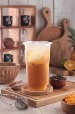 Limonlu, buzlu ve çaylı çay.