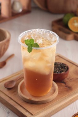 Limonlu buzlu çay ve nane yaprağı.