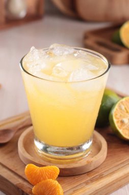 Buzlu bir bardak portakal suyu.