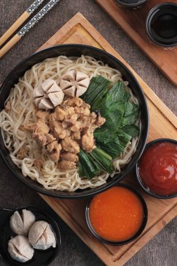 Tavuklu erişte ve tabakta balık.