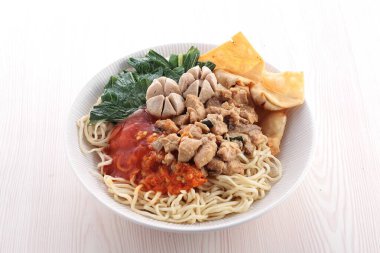 Tavuklu erişte ve tabakta balık.