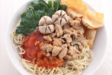 Tavuklu erişte ve tabakta balık.