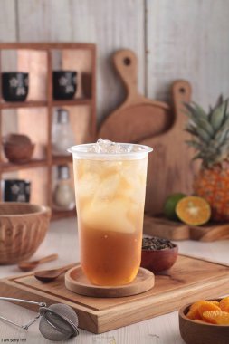Portakallı ve naneli buzlu kahve.