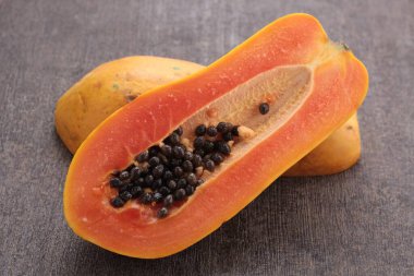 Ahşap masada papaya meyvesi