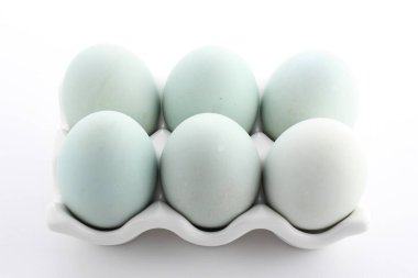 Beyaz arka planda bir kasede yumurtalar