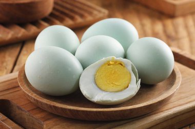 Ahşap masada taze haşlanmış yumurta.