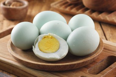 Haşlanmış yumurta ve taze yumurta.