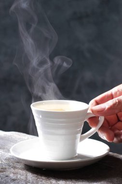 Buharlı bir fincan kahvenin yakın çekimi.