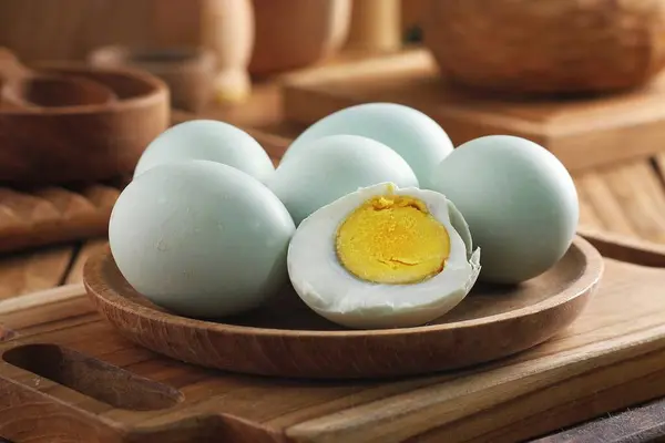 在碗里煮熟的鸡蛋 — 图库照片