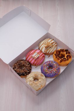 Bir kutu donutla nefis bir çörek manzarası.