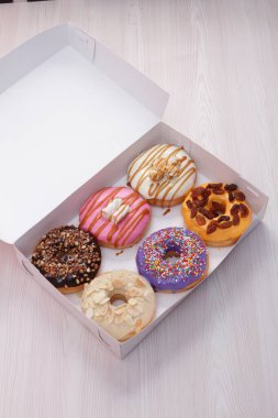 Renkli donutlar ve krema.