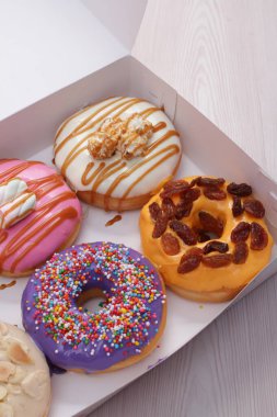 Beyaz arka planda renkli donutlar.