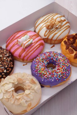 Beyaz arka plan üzerinde renkli donut