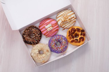 Çikolatalı çörekler ve renkli çörekler.