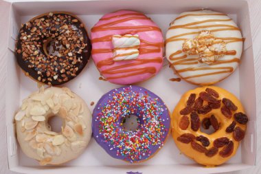 Tahta bir masanın üzerindeki kutuda çörekler..