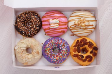 Çikolatalı çörekler ve çikolata parçacıkları