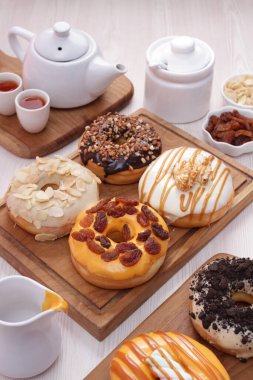 çeşitli çörekler ve kahve