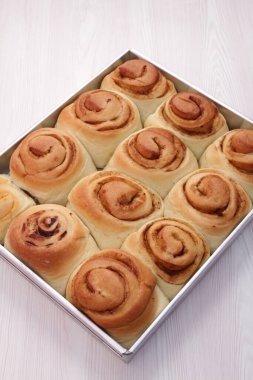 Fırın tepsisindeki rulo tarçın fırından yeni çıkmış.