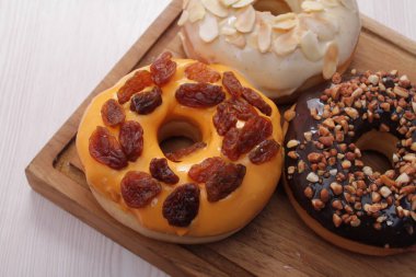 Kuru üzümlü ve beyaz ahşap masada fındıklı lezzetli çörekler. en üstteki görünüm