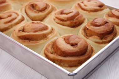 Pişmiş tarçınlı börekler pişirme tepsisinde, yakın plan.