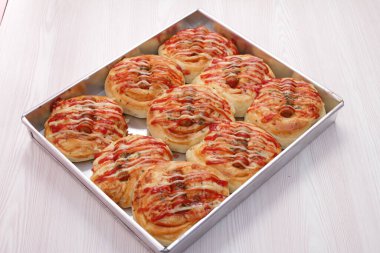 Kırmızı ve siyah kremalı lezzetli hamur işleri.