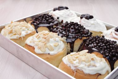 Çikolata soslu lezzetli çörekler.