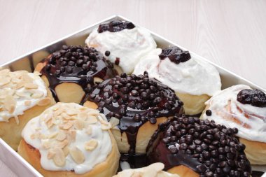 Kremalı ve çikolatalı çikolatalı çörekler.