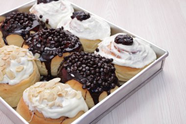 Kremalı ve kremalı çikolatalı kekler.