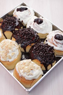 Çikolatalı çörek ve krem şantili.