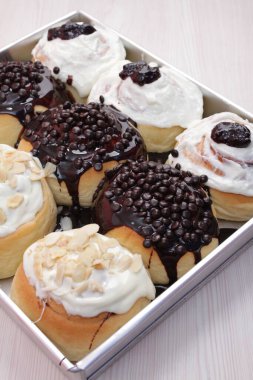 Çikolatalı çörek ve beyaz tabakta krema.