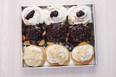 Vanilyalı dondurma ve çikolatalı kekler.