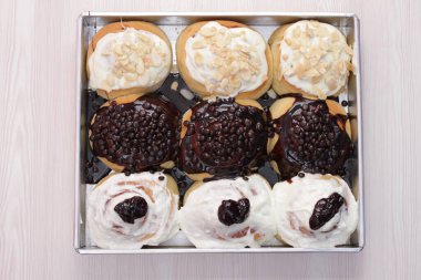 Lezzetli çikolatalı çörekler masada.