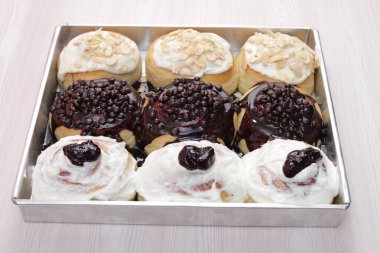 Çikolata ve vanilyalı dondurma plastik kabın içinde