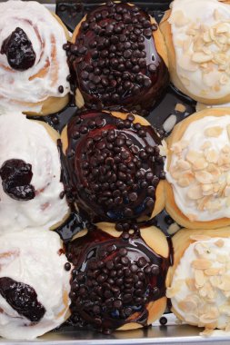 Çikolatalı, fındıklı ve çikolatalı taze çörek..