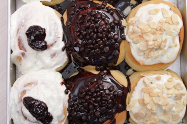 Donutlar kremalı ve çikolatalı.