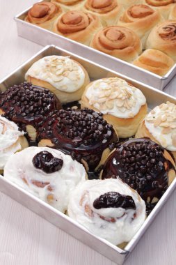 Bir tepsi lezzetli çörek.