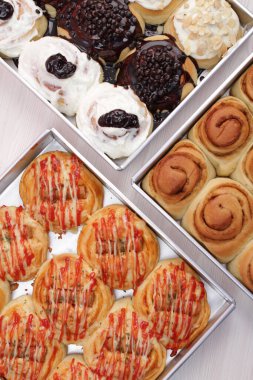 Pişirmek için fırında taze çörek.