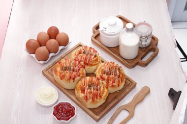 Tahta tepside sosisli kahvaltı..