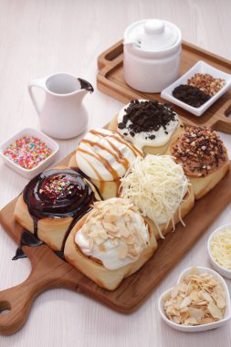 Beyaz bir yüzey üzerinde beyaz bir tabakta lezzetli çikolatalı kek ve kahve.